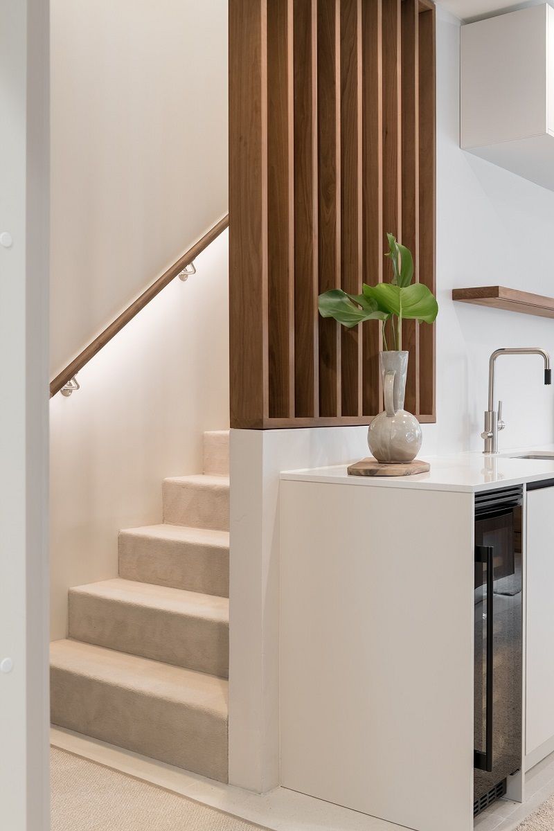 The lighting of the internal staircase is realised by a 7,2 Wm colour temperature adjustable LED strip in aluminium profile mounted on the underside of the handrail